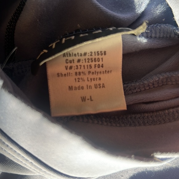 Athleta woman’s sweatshirt / work out top, size L with enclosed hand warmer! - Picture 3 of 6